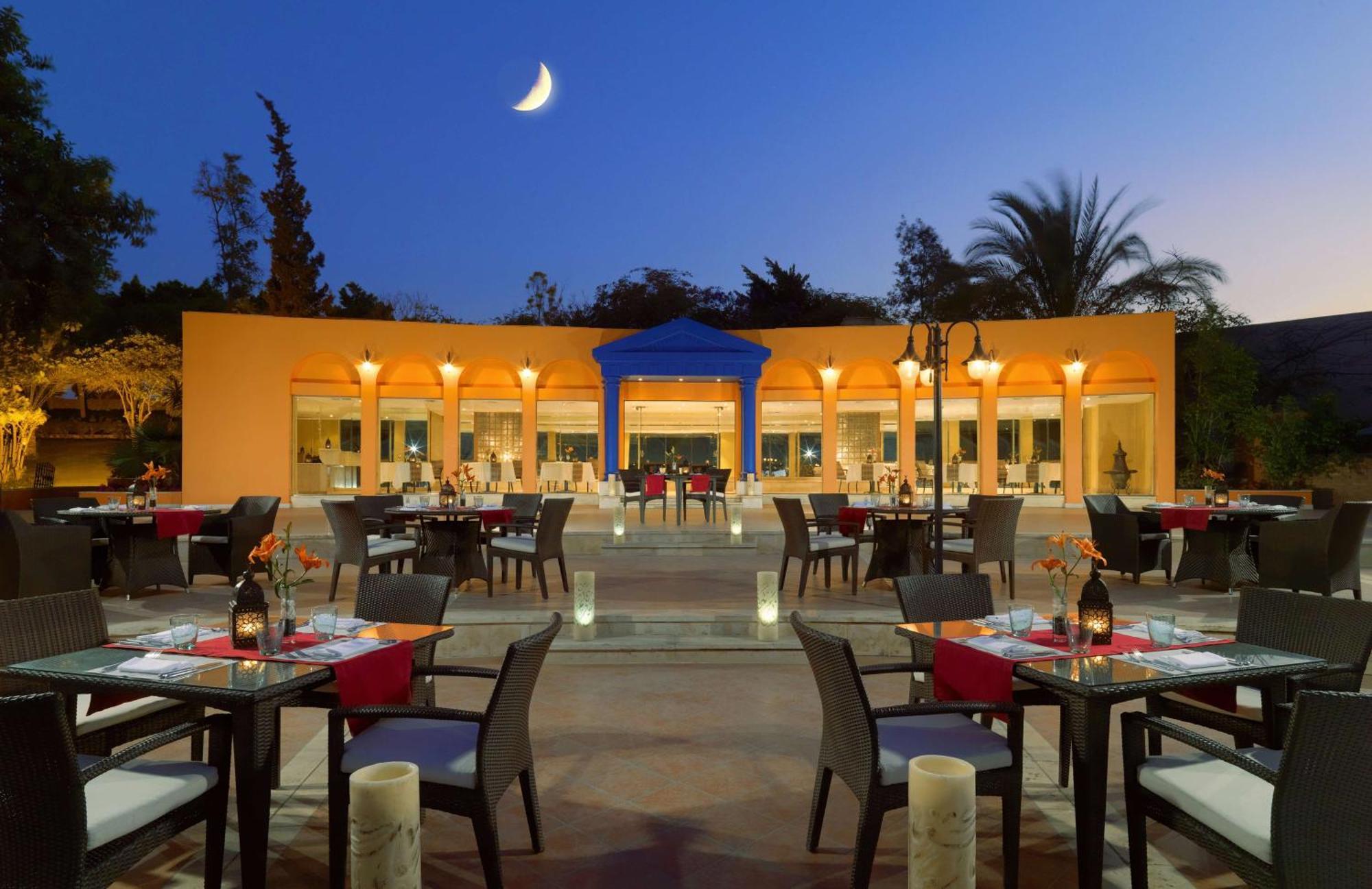 ฮิลตัน ไคโร เฮลิโอโปลิส Hotel ภายนอก รูปภาพ The restaurant at the hotel