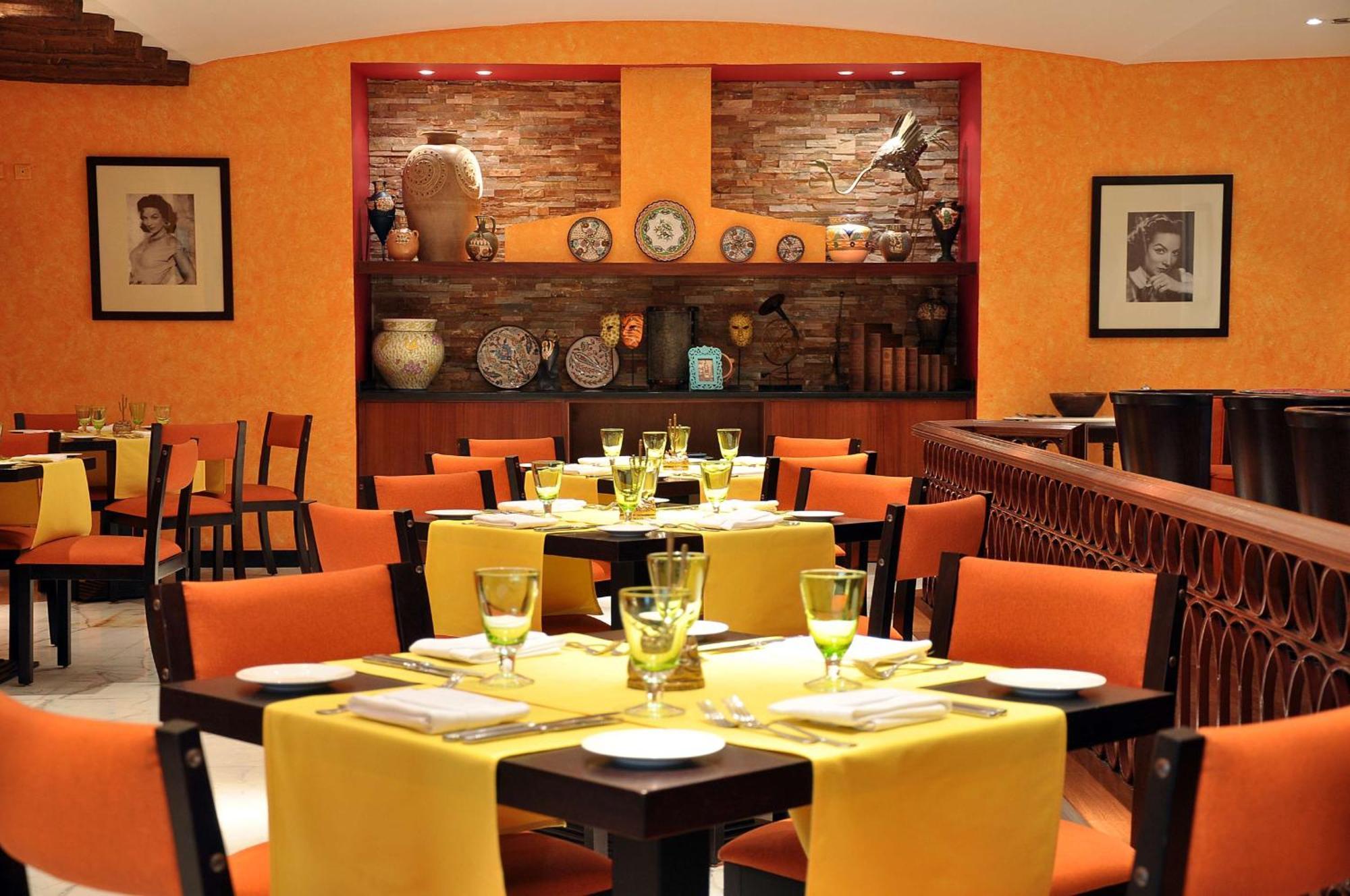 ฮิลตัน ไคโร เฮลิโอโปลิส Hotel ภายนอก รูปภาพ The interior of the restaurant