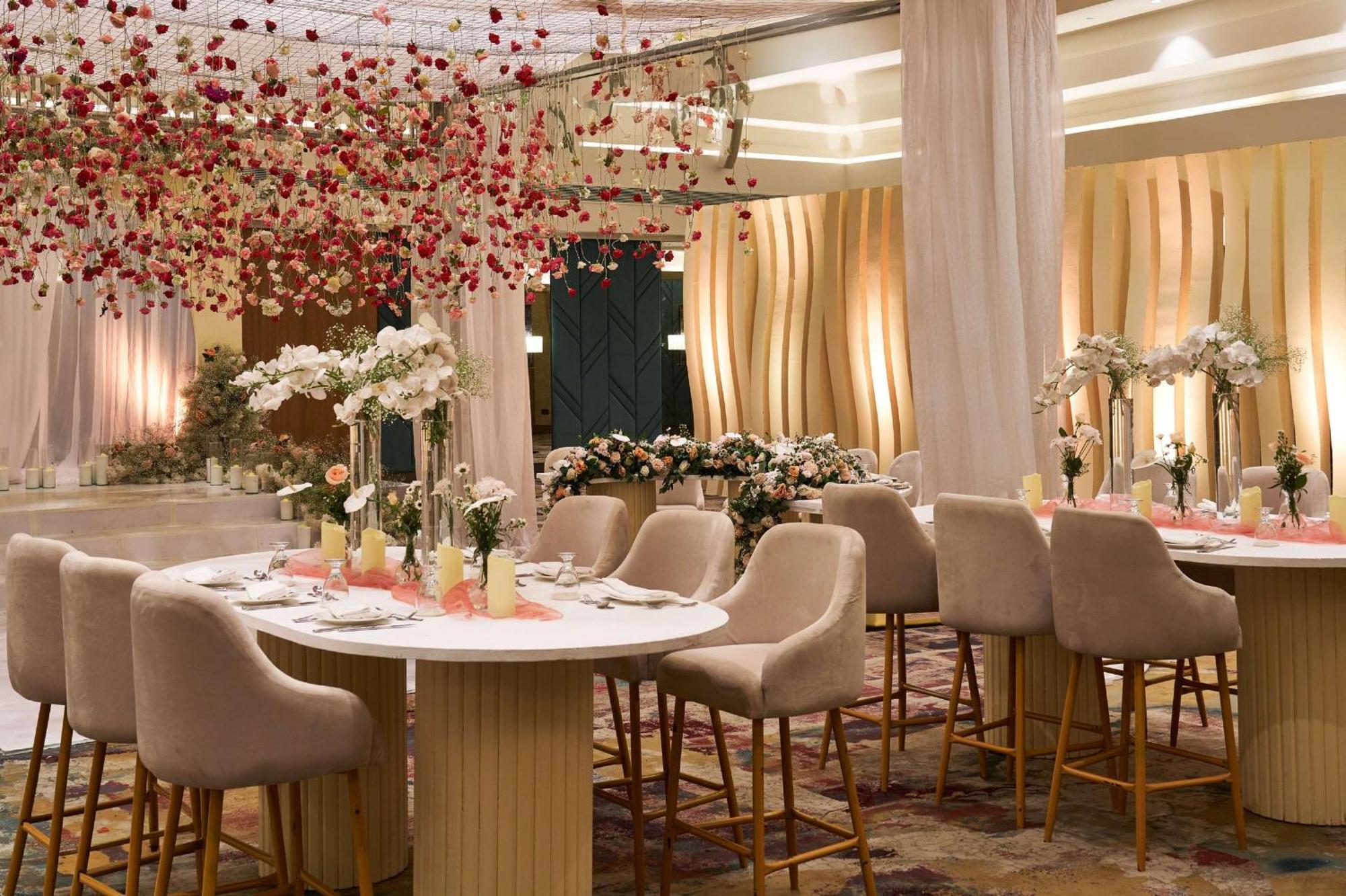 ฮิลตัน ไคโร เฮลิโอโปลิส Hotel ภายนอก รูปภาพ The interior of the bar